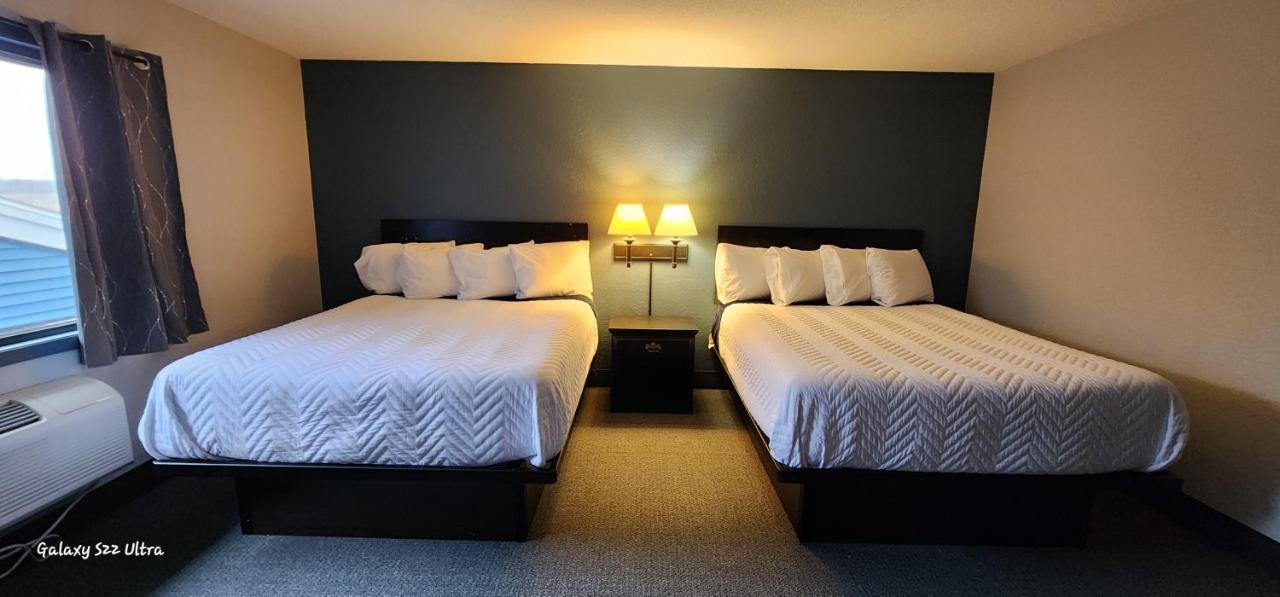 The Oasis Hotel & Bar Sheboygan Falls Extérieur photo