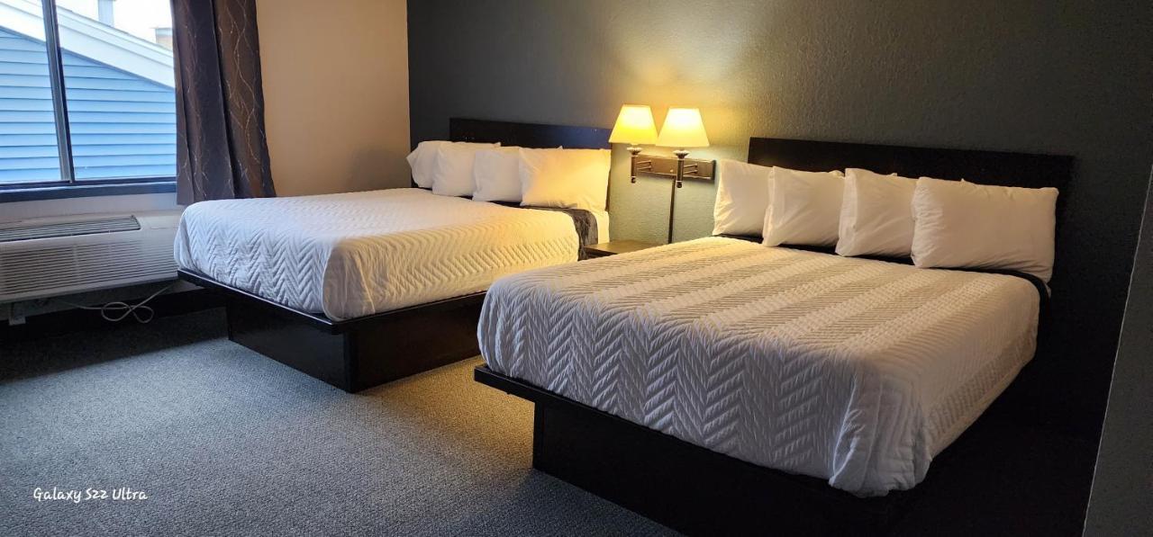 The Oasis Hotel & Bar Sheboygan Falls Extérieur photo