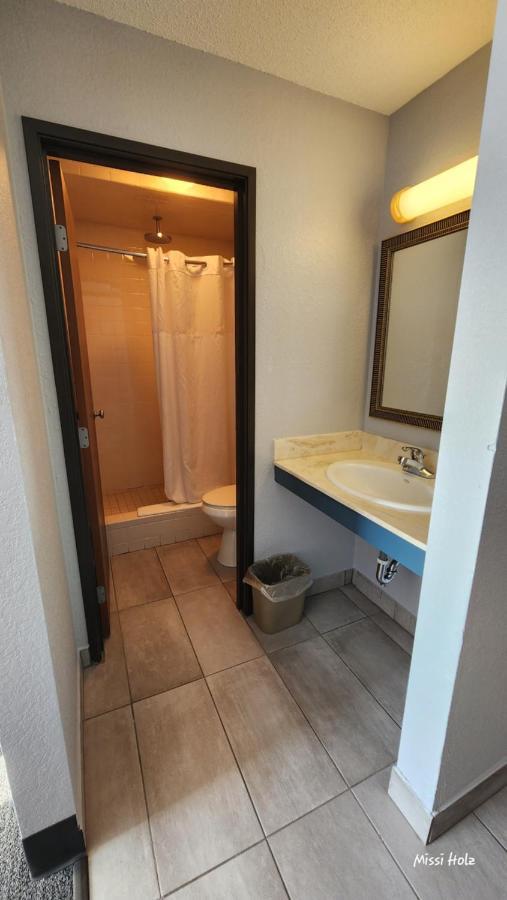 The Oasis Hotel & Bar Sheboygan Falls Extérieur photo